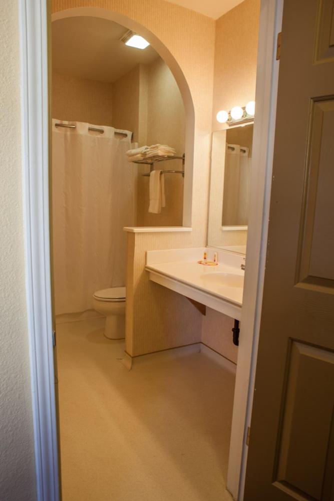 Marinwood Inn & Suites نوفاتو المظهر الخارجي الصورة