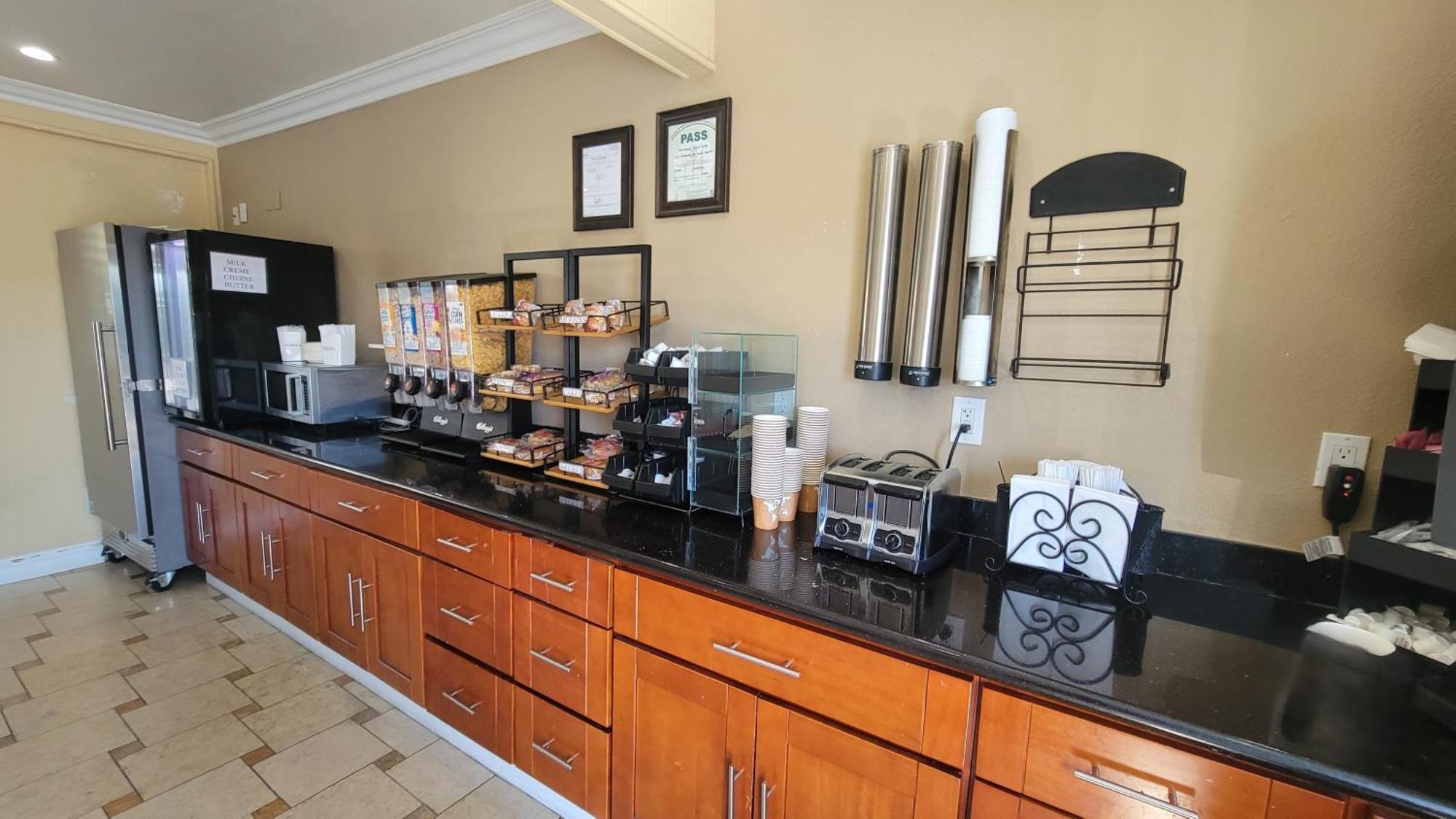 Marinwood Inn & Suites نوفاتو المظهر الخارجي الصورة